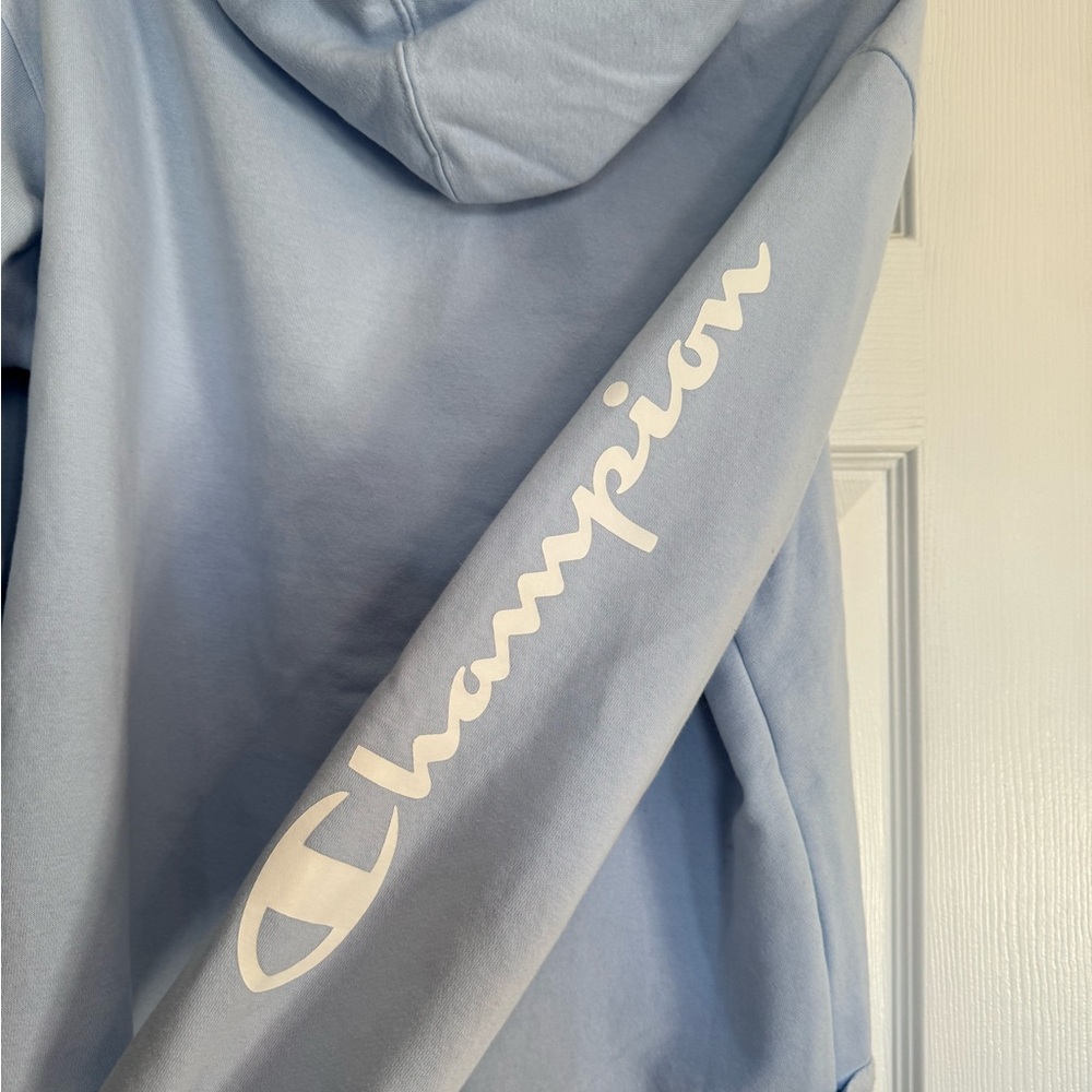 Light blue women’s Champion sweatshirt xl